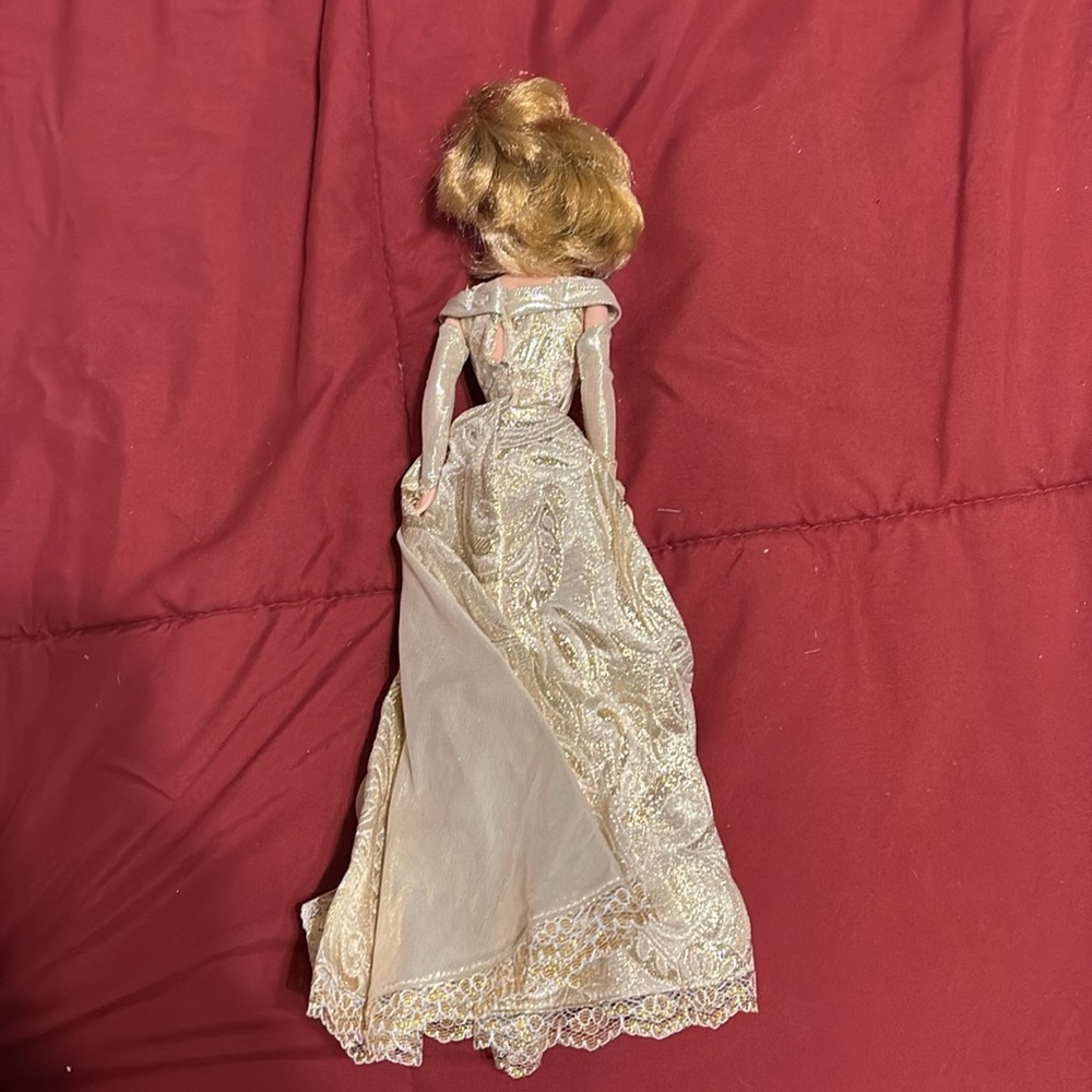 1998 Toys R Us 50th Golden Anniversary Collector Barbie - Picture 2 of 3
